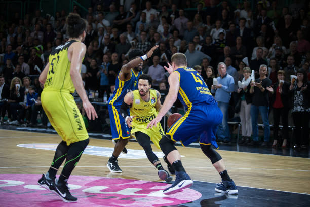 何稳定他们 何稳定他们